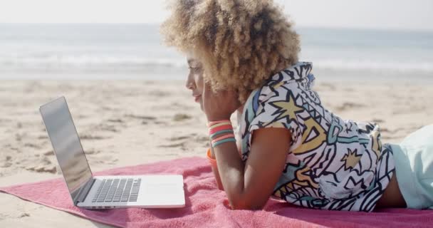 Fille travaillant sur la plage de sable — Video