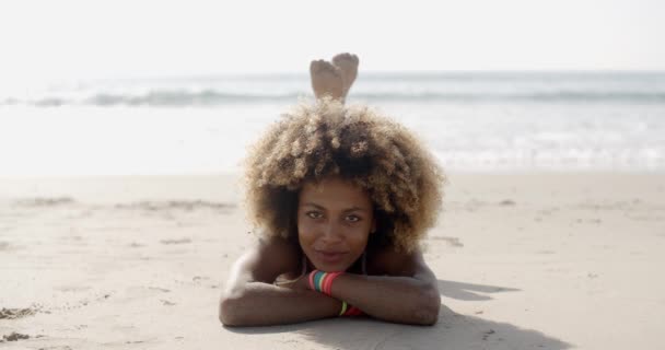 Kadın kum üzerinde rahatlatıcı bir mayo — Stok video