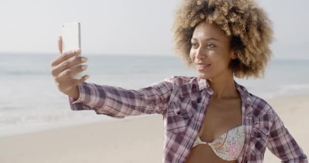 Plage jeune fille prenant Selfie avec Smartphone . — Video