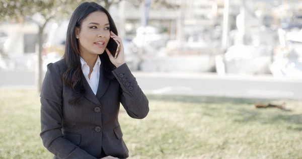 Femme d'affaires utilisant le téléphone mobile — Photo