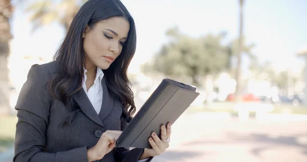 Geschäftsfrau nutzt digitales Tablet — Stockfoto