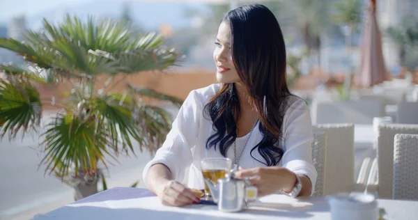 Mujer esperando a amigo en la cafetería de la ciudad — Foto de Stock