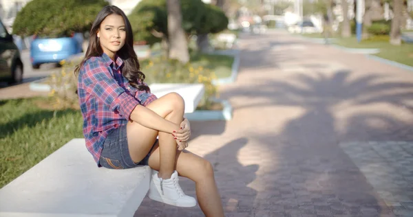 Mulher sentada no banco do parque — Fotografia de Stock