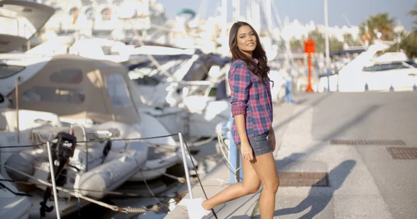 Femme descendant à terre du bateau — Photo