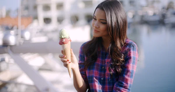 おいしいアイスクリームを食べる女の子 — ストック写真