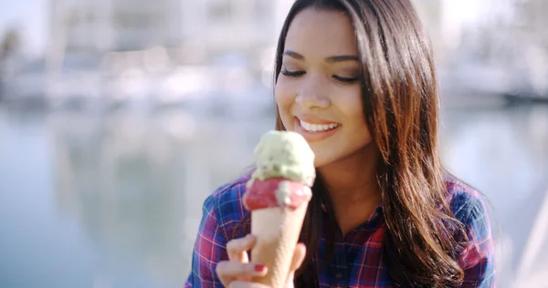 Dziewczyna jedząc pyszne lody — Zdjęcie stockowe