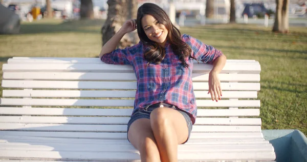 Woman relaxing and sitting on bench park — Stock Photo, Image