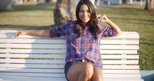 Woman relaxing and sitting on bench park — Stock Photo, Image