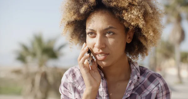 Kvinnan talar med mobiltelefon — Stockfoto