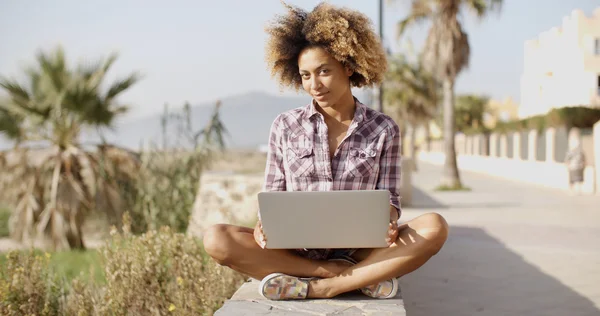 Meisje doorbladeren laptop — Stockfoto