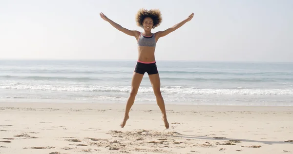해변에서 점프 하는 여자 — 스톡 사진