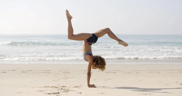 Kadın dışarıda yoga yapıyor. — Stok fotoğraf