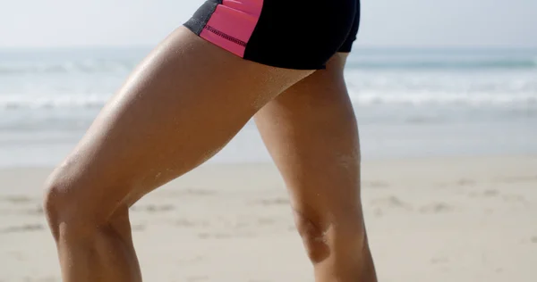 Female fit legs on beach — Stock Photo, Image