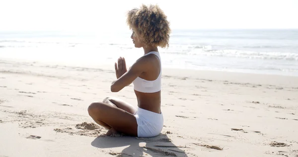 Žena cvičí ranní meditace — Stock fotografie