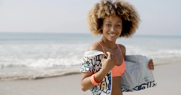 Vrouw flirten op camera op strand — Stockfoto