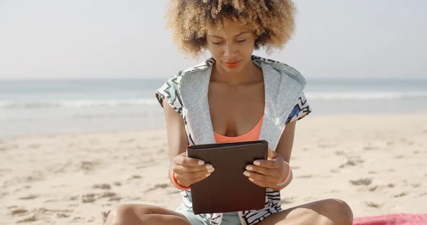 Mujer acostada en toalla de playa — Foto de Stock