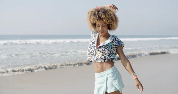 Kvinna dansar roligt på stranden — Stockfoto