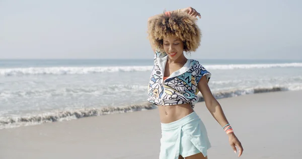 Mujer bailando diversión en la playa — Foto de Stock