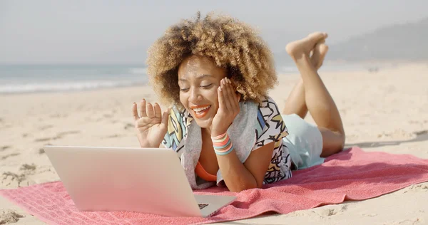 Fille couchée sur la plage avec ordinateur portable — Photo