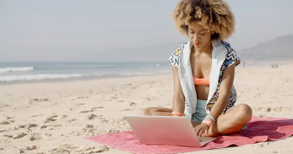 Girl working with laptop on beach — Stock Photo, Image