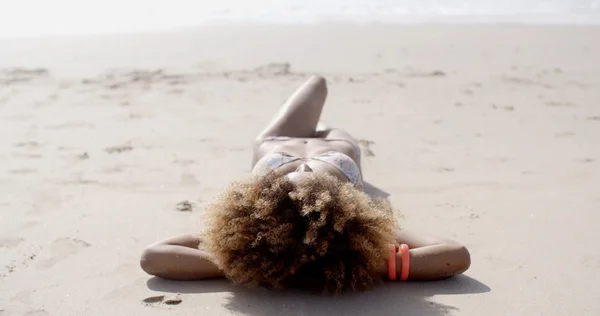 Mujer tomando el sol en bikini — Foto de Stock