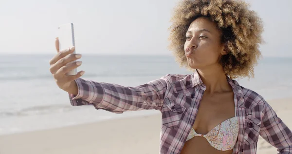 Kvinna med Selfie på stranden — Stockfoto