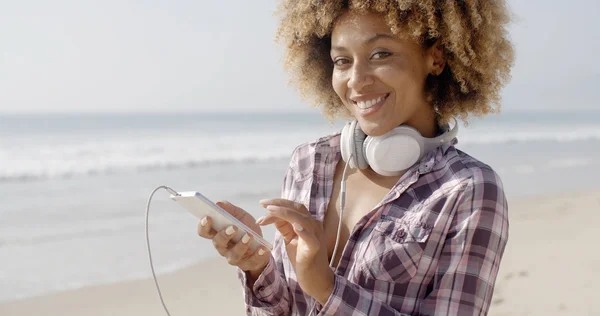 Mulher com fones de ouvido na praia — Fotografia de Stock