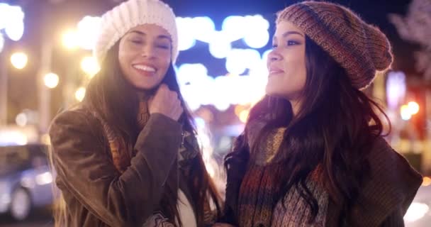 Amigos disfrutando de la noche en la ciudad — Vídeo de stock