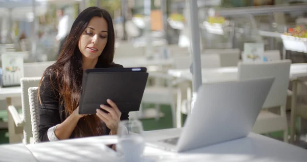 Femme d'affaires utilisant la tablette pc — Photo