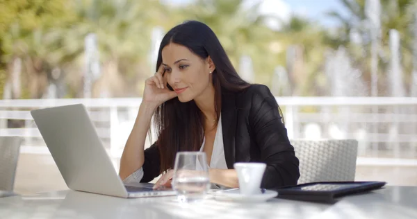 Mujer de negocios elegante usando el ordenador portátil —  Fotos de Stock