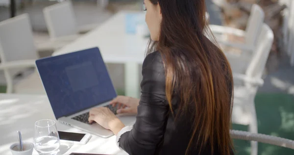 Geschäftsfrau tippt auf Laptop-Computer — Stockfoto