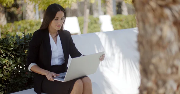 Businesswoman working on park bench — Stock Photo, Image