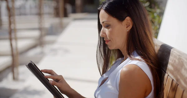 Geschäftsfrau nutzt Tablet im Stadtpark — Stockfoto