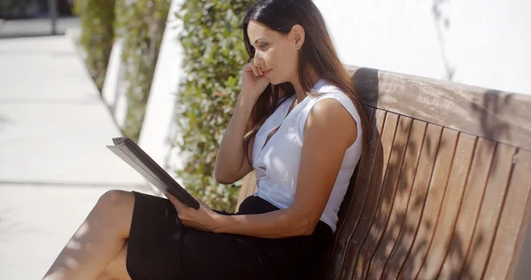 Businesswoman using tablet in urban park — Stock Photo, Image