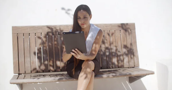 Бізнес-леді працює на планшеті — стокове фото