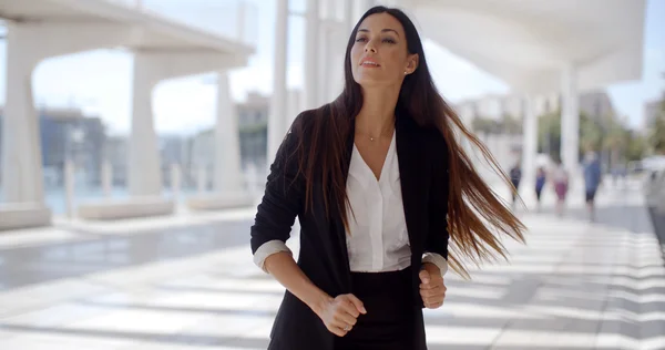 Femme d'affaires debout sur la promenade de Malaga — Photo