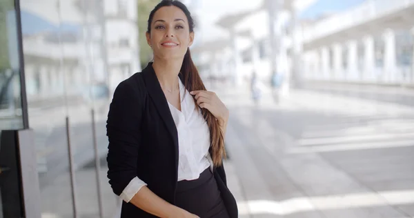 Mujer de negocios caminando por la ciudad — Foto de Stock