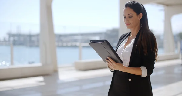 Businesswoman working on tablet computer — Stock Photo, Image