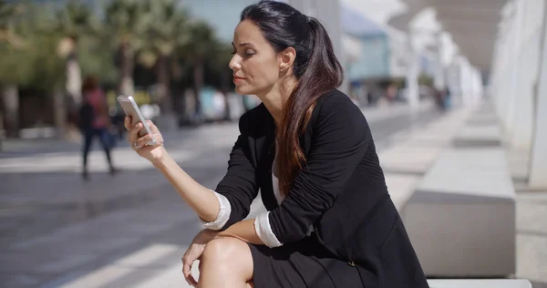 Geschäftsfrau liest SMS — Stockfoto