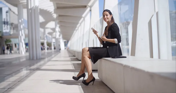 Businesswoman reading text messages — Stock Photo, Image