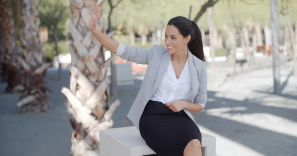 Businesswoman in urban park — Stock Photo, Image