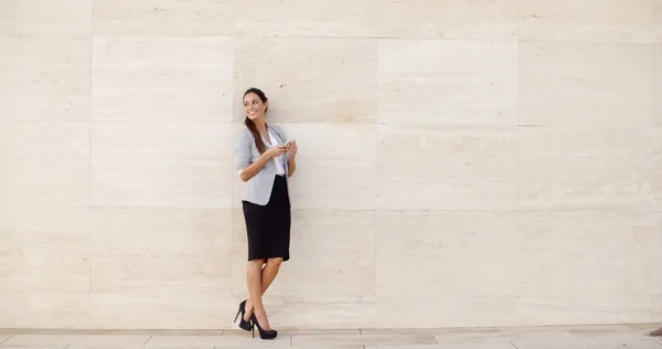 Femme d'affaires debout contre le mur — Photo