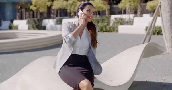 Mujer charlando en el móvil al aire libre — Foto de Stock