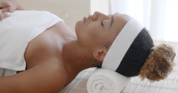 Kobieta relaksuje się w salonie spa — Wideo stockowe