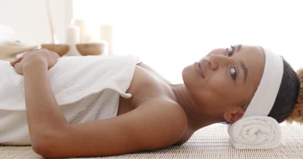 Frau auf Massagetisch im Wellness-Salon — Stockvideo