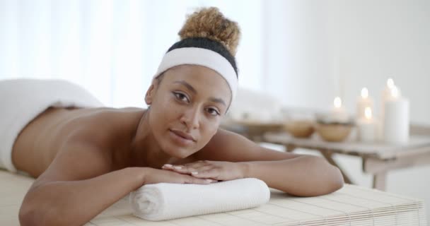 Chica relajante en el salón de spa de lujo — Vídeos de Stock