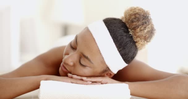 Mulher deitada na mesa de massagem — Vídeo de Stock
