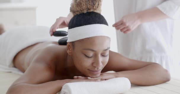 Vrouw ontspannen in het health spa — Stockvideo