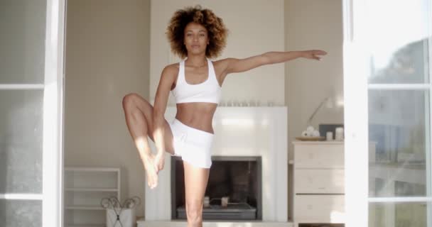 Mujer haciendo yoga — Vídeos de Stock