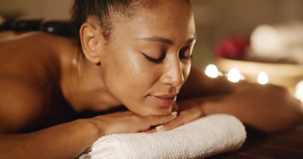 Mujer recibiendo tratamiento de spa — Vídeo de stock